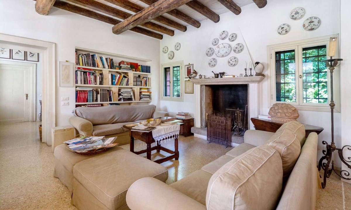 Sambruson Villa | Villa 'Colloredo' with Shared Garden and Air Conditioning