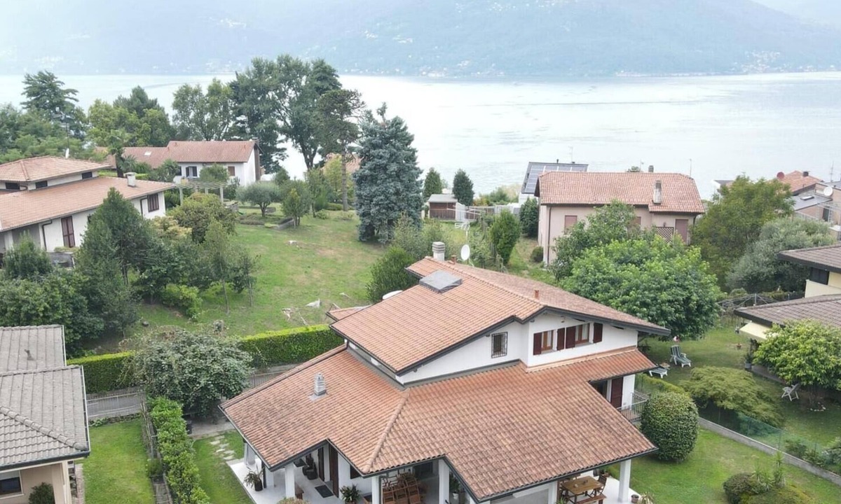 Luino Villa | Villa 'Dei Mumi' on Lake Maggiore – Spacious Comfort for 8 Guests