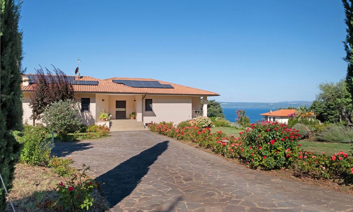 Bolsena Apartment | Villa 'Luxury Apartment Lake View' with Lake View, Private Terrace and Wi-Fi