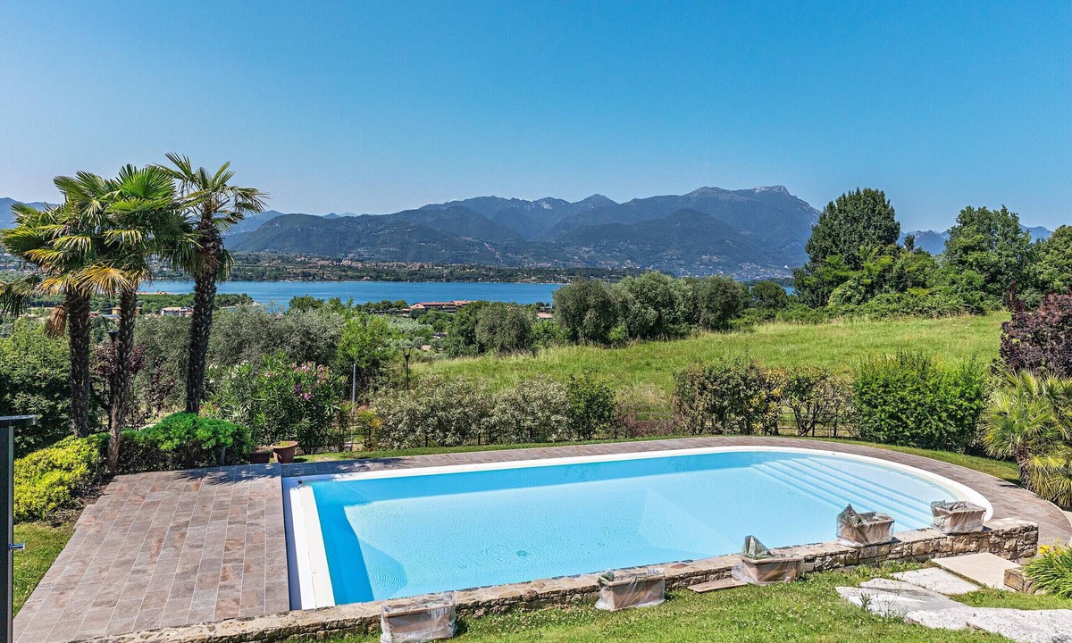 Montinelle Villa | Villa Vittoria with Pool by Whale Homes