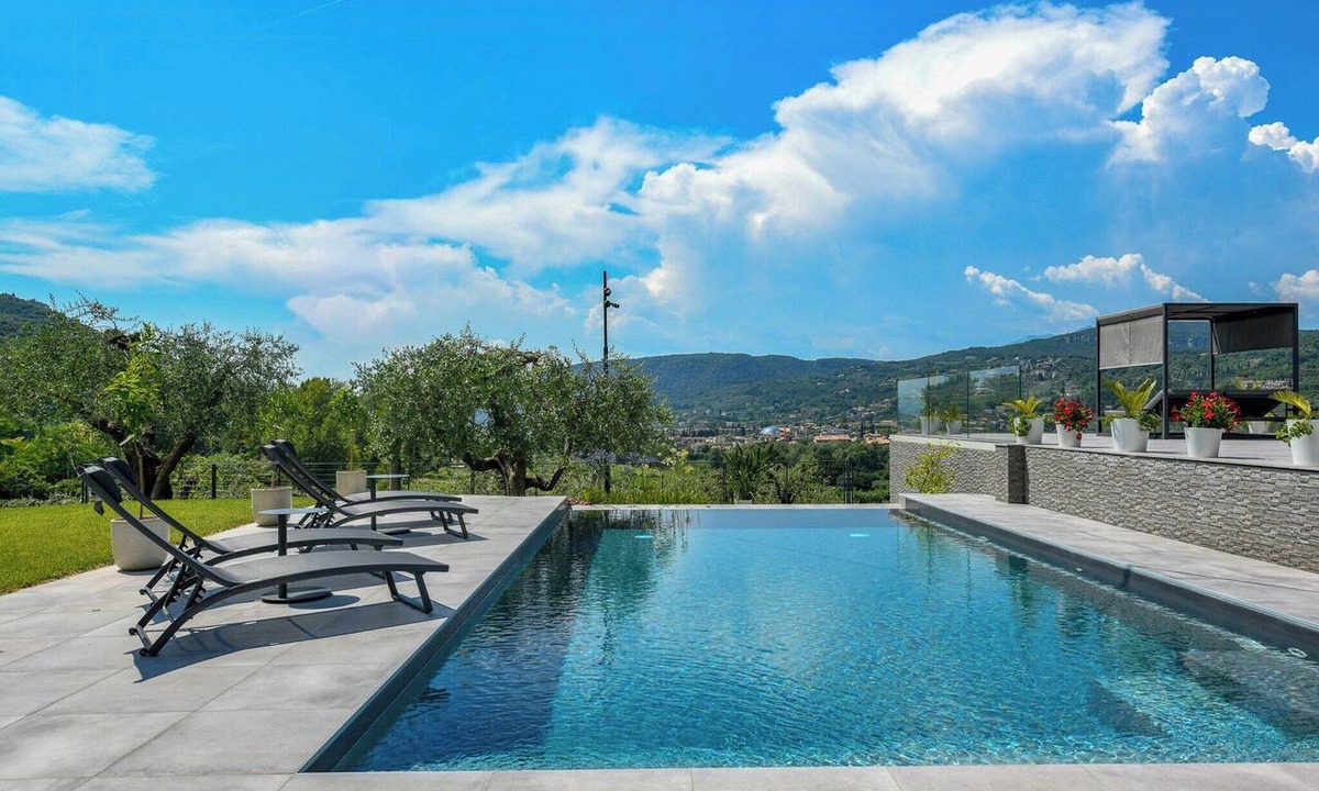 Costermano House | Villa with infinity pool and Lake Garda view
