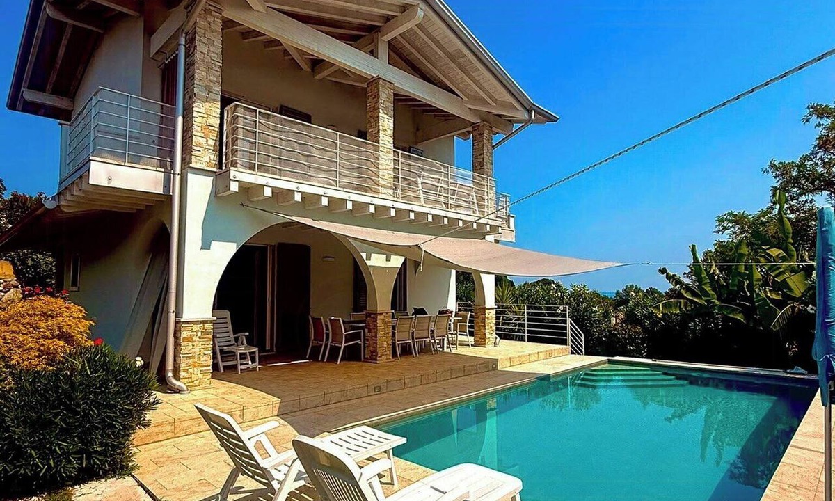 Manerba del Garda House | Villa with pool and jacuzzi on the Garda Lake