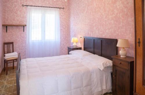 Varese Ligure Apartment | 027- Agriturismo Il Boschetto - Camera Matrimoniale PISCINA Pace e Natura