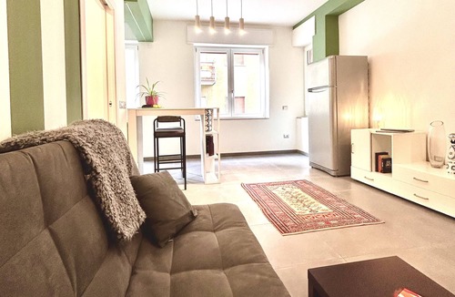 Sud-Ovest Apartment | 1 Double Room with Private Bathroom in the Feria Neighborhood, Near Downtown
