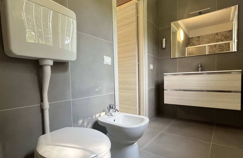 Manerba del Garda House | 3 bedroom villa direct access to the beach, 6 beds garden swimming pool