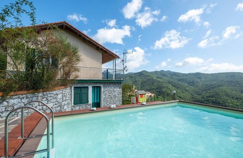 Castiglione Chiavarese House | 4 bedroom awesome home in Castiglione Chiavarese