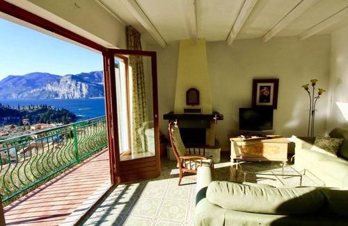 Malcesine House | A big house whit pool lake view and air conditionating in a quiet country