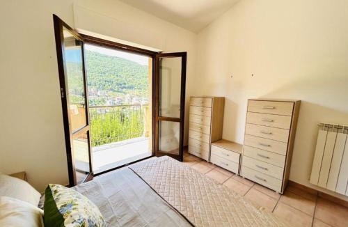 Fiuggi Apartment | Accogliente Appartamento con Balcone Panoramico Fino a 3 Persone, Vicino al Centro Storico