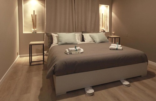 Iseo Bed & Breakfast | ACQUACHIARA ISEO CENTER BED AND BREAKFAST villa with PARKING inside Foresteria