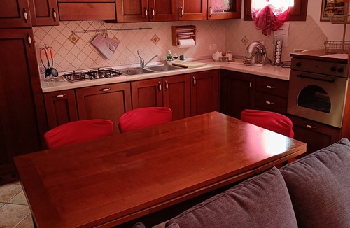 Pederobba House | "Ae Rive" Holiday Home with Mountain View, Private Garden, and Wi-Fi