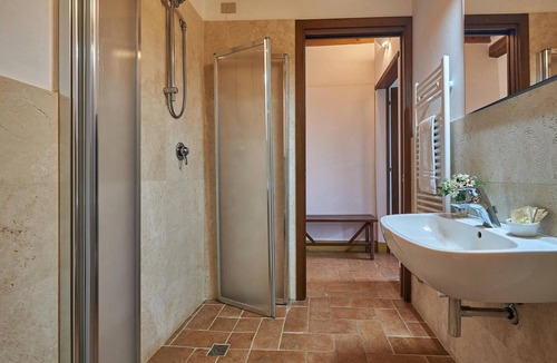 Pienza Apartment | ‘Agriturismo Bonello Standard’ Room with Pool, Shared Garden, and Wi-Fi