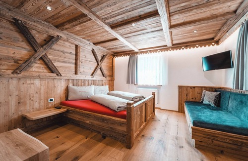 Casola Apartment | Almresidenz Unterrain to Hartl -1 km BY CAR DISTANCE SKI SLOPES KRONPLATZ