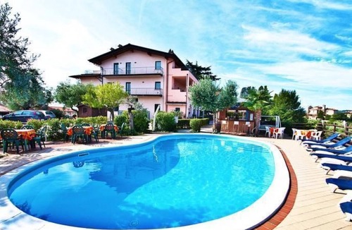 Manerba del Garda Apartment | Angenehme Wohnung in Solarolo mit Parkplatz by Interhome