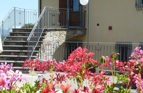Civitella in Val di Chiana Apartment | Apartment 'La Valle - Podere Del Griccia' with Shared Pool, Wi-Fi and Air Conditioning