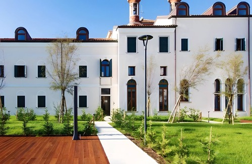Pellestrina Apartment | Apartment '2' with Shared Pool, Private Garden and Air Conditioning