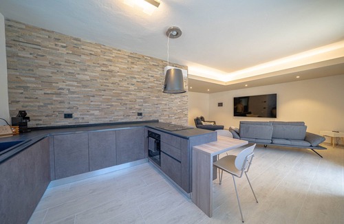 Province of Sondrio Apartment | Apartment 'Ambra Suite' with Mountain View, Wi-Fi and Air Conditioning