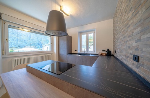 Province of Sondrio Apartment | Apartment 'Ambra Suite' with Mountain View, Wi-Fi and Air Conditioning