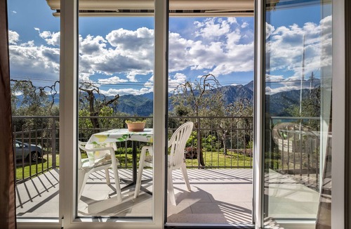 Campagnola Apartment | Apartment 'Bassinel' with Lake View, Shared Garden and Wi-Fi
