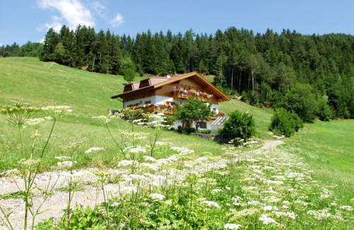 Funes Apartment | Apartment 'Bergblick - Lärche' with Mountain View, Garden & Wi-Fi
