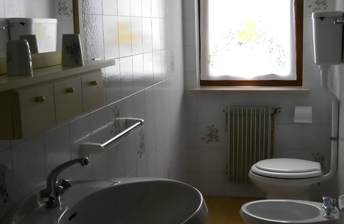Molveno Apartment | Apartment 'Bianca' with Lake View, Wi-Fi and Air Conditioning