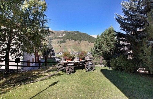 Livigno Ski Chalet | Apartment 'Chalet Sonne Comfort' with Mountain View, Shared Garden and Wi-Fi