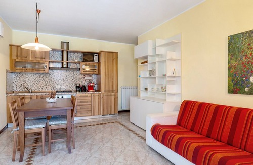 Lugana Apartment | Apartment 'Giglio Sirmione' with Shared Pool, Wi-Fi, and Air Conditioning