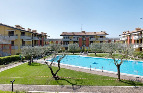 Lugana Apartment | Apartment 'Giglio Sirmione' with Shared Pool, Wi-Fi, and Air Conditioning