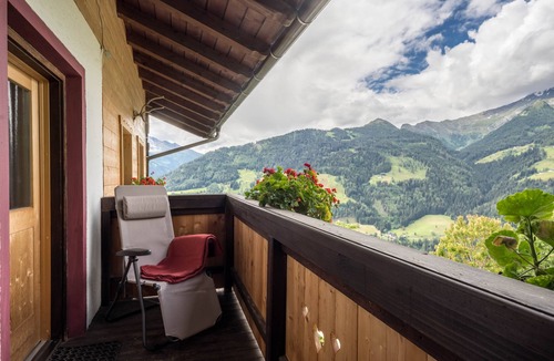 Moso in Passiria Apartment | Apartment “Hochwilde Jogglanderhof” with Mountain View, Private Balcony, and Wi-Fi