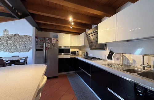 Colognola ai Colli Apartment | Apartment in renovated rustic courtyard