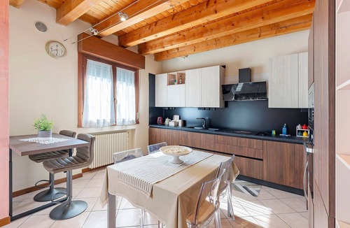 Castelnuovo del Garda Apartment | Apartment 'Garda Funfamily' with Balcony, Wi-Fi and Air Conditioning