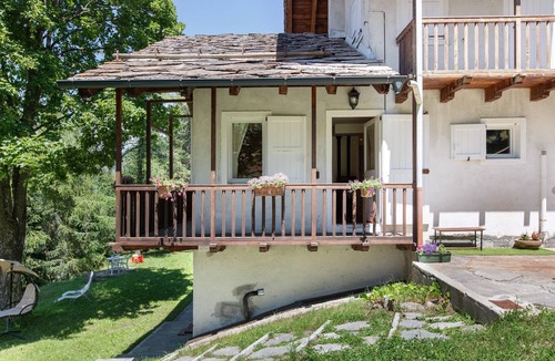 Gressan Apartment | Apartment 'L'abri' with Mountain Views, Shared Garden, and Wi-Fi