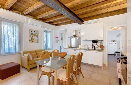 Peschiera del Garda Apartment | Apartment 'Les Amis' with Private Garden, Wi-Fi and Air Conditioning