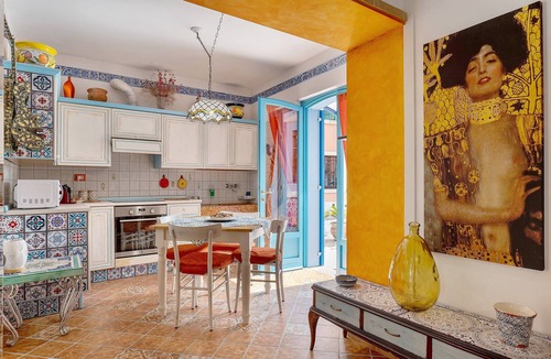 Mozzecane Apartment | Apartment 'La Maison Des Artistes' with Wi-Fi and Air Conditioning