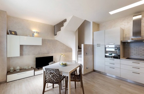 Lonato del Garda Apartment | Apartment 'Lm House - Bilocale Orchidea' with Shared Terrace, Wi-Fi and Air Conditioning
