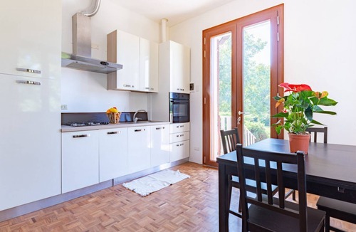 Martorano Apartment | Apartment located on the first mezzanine floor of a building without a lift.Immersed in the countryside, it is 15 minutes away from the center of Parma, by car.In 45 m2 of space it comfortably accommodates 4 guests with a double bedroom and a queen-size
