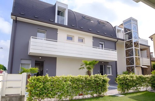 Bagnolo Apartment | Apartment 'Mare' with Shared Garden, Wi-Fi and Air Conditioning