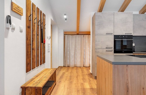 Lana Apartment | Apartment 'Matscherhof Elderflower Exclusive' with Mountain View, Wi-Fi and Air Conditioning