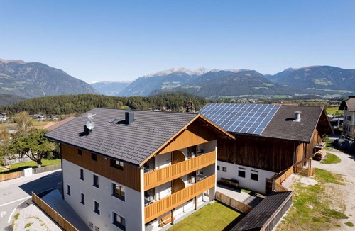 San Lorenzo di Sebato Apartment | Apartment 'Obergasserhof Hüttengaudi' with Mountain View, Shared Garden and Wi-Fi