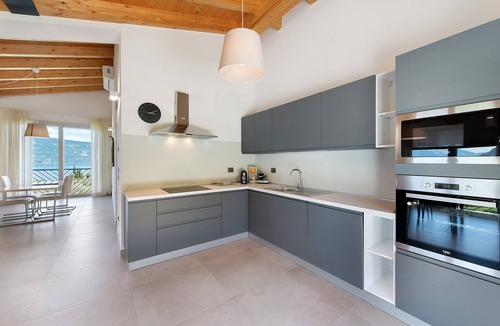 Fornico Apartment | Apartment 'Orchidea' with Lake View, Wi-Fi and Air Conditioning