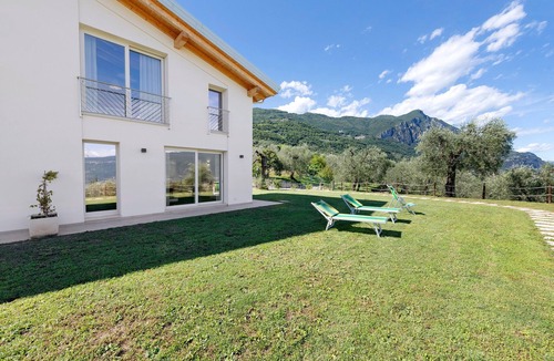 Gargnano Apartment | Apartment 'Primula' with Lake View, Wi-Fi and Air Conditioning