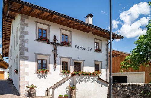 Lajen Apartment | Apartment "Schreiberhof Landhaus" with Mountain View, Shared Garden & Wi-Fi