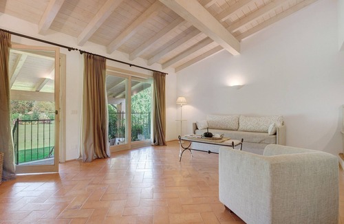 Puegnago del Garda Apartment | Apartment 'Turchese' with Shared Pool, Wi-Fi and Air Conditioning