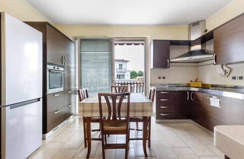 Peschiera del Garda City Centre Apartment | Apartment 'Venezia' with Wi-Fi and Air Conditioning