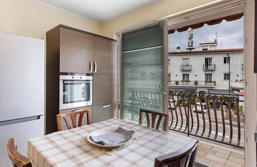 Peschiera del Garda City Centre Apartment | Apartment 'Venezia' with Wi-Fi and Air Conditioning
