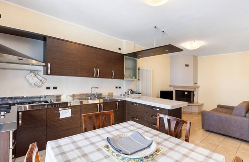 Peschiera del Garda City Centre Apartment | Apartment 'Venezia' with Wi-Fi and Air Conditioning