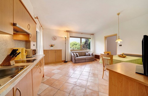 Lana Apartment | Apartment "Weinsepphof 6" with Mountain View, Pool, Wi-Fi, Garden & Balcony