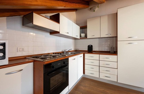 Prese-Montone Apartment | Attic historic building with air conditioning