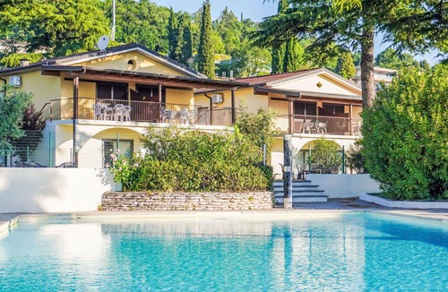 Manerba del Garda Apartment | Beautiful apartment for 6 guests with WIFI, pool, A/C, TV, terrace and pets allowed