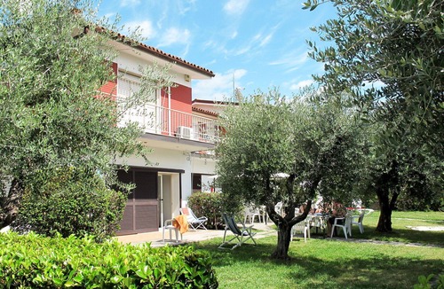 Manerba del Garda Apartment | Beautiful apartment for 6 guests with WIFI, pool, A/C, TV, terrace and pets allowed