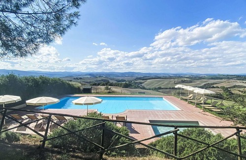 Montalcino Villa | Beautiful apartment in villa for 4 guests with WIFI, pool, patio, pets allowed and panoramic view